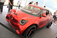 新型「スマート」のイメージを示唆するものとして、会場に持ち込まれたコンセプトカー「スマート・フォースターズ」。前方の壁に映画を投影するプロジェクター機能を装備している。