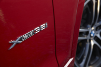 今回のテスト車は、3リッター直6ターボの「xDrive35i」。このほか、2リッター直4ターボエンジンを積むエントリーモデル「xDrive28i」がラインナップされる。
    