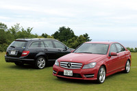同時にマイナーチェンジが実施された、ふたつの車形の「メルセデスCクラス」。セダン（写真手前）、ワゴン（写真奥）ともに4つのグレードが用意される。