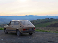 【写真4】こちらは、同じ「フィアット127」でも後期型。ピサ県ヴォルテッラで。