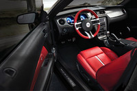 フォード・マスタングに赤内装の特別限定車の画像