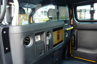 ニューヨークのイエローキャブというだけあって、前席と後席の間には防弾仕様のアクリルガラスの仕切りが備わる。
    