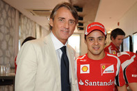 中東アブダビではたくさんのセレブリティがパドックを訪れた。サッカーのプレミアリーグ、マンチェスター・シティーのロベルト・マンチーニ監督の隣にいるのは、フェリッペ・マッサ（右）。このレース、今季初表彰台を狙える位置にいながらスピンするなどし、4位でフィニッシュした。次の最終戦でポディウムにのぼらなければ、1992年のイバン・カペリ以来となる、1年で1度も表彰台に立てなかったフェラーリ・ドライバーという誇れない記録をつくることになる。（Photo=Ferrari）