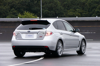 フロントフェンダー後部に、エアアウトレットが見て取れる。ホイールはオプションのBBS。
    