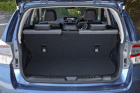 ラゲッジルームの容量は、後席を起こした状態で344リッター。ガソリン車の380リッターに対して1割ほど減じている。（写真をクリックすると、シートの倒れる様子が見られます）