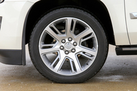 テスト車のタイヤのサイズは日本仕様と同じ285/45R22で、「ブリヂストン・デューラーH/Pアレンザ」を装着していた。