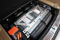 荷室床下には、縦426mm×横925mm×高さ286mm、重量80kgのニッケル水素バッテリーがおさまる。