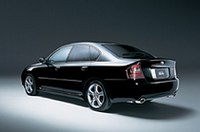 
	ハイデッキと、スポイラーのようなリッド形状が特徴的なB4のリアビュー。
	 