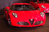 フロントまわり。複数の灯火で構成されるランプや盾形のグリルが目を引く。
    