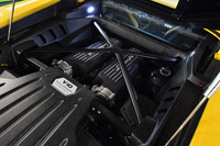 5.2リッターV10自然吸気ユニットは580psを発生。10気筒中、5気筒を一時的に休止させて燃費を改善させる機構を搭載している。