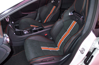 スポーツシートの中央部にはオレンジのラインが入れられる。