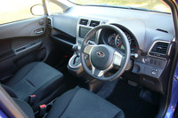 インテリア。スバル独自のパーツは、ステアリングホイールのエンブレムのみ。