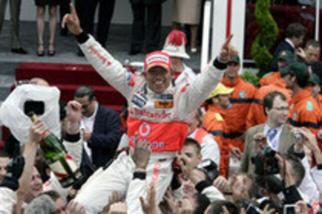 66回目のモナコGPウィナー、ルイス・ハミルトン。昨年はチームメイトのフェルナンド・アロンソにアタマをおさえられ2位でレースを終えていただけに、喜びもひとしお。
（写真＝Mercedes Benz）