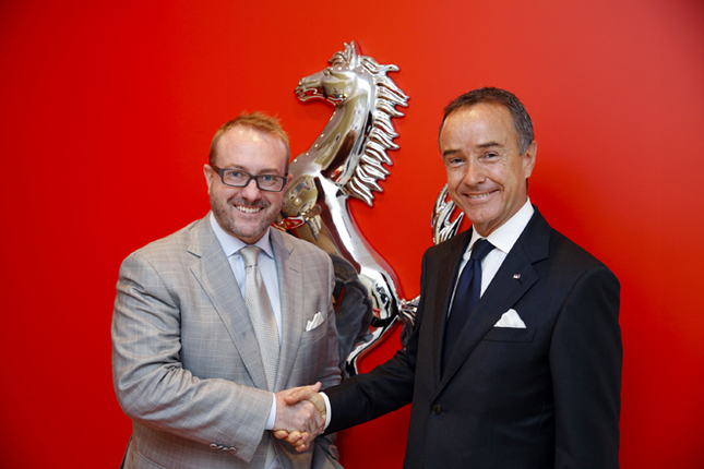 フェラーリ・ジャパンのハーバート・アプルロス プレジデント＆CEO（左）と、ニコル・コンペティツィオーネのニコ・ローレケ代表取締役社長（右）。