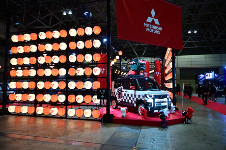 東京オートサロン2026の三菱自動車は「デリカ祭り」を開催。まさに祭りのイメージの和テイストのブースには...