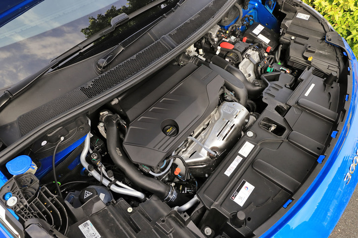 1.6リッター直4ターボエンジンは最高出力200PS、最大トルク300N・mを発生。フロント用のモーターはエンジンとトランスミッションの間にレイアウトされている。