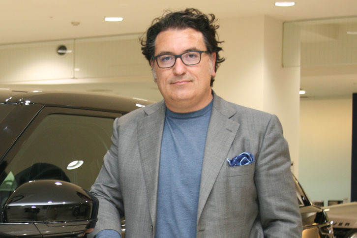 「優れたデザインと高い機能性はランドローバー社の特徴。他に両立できているメーカーはないと思います」と語るフラスチェッラさん。