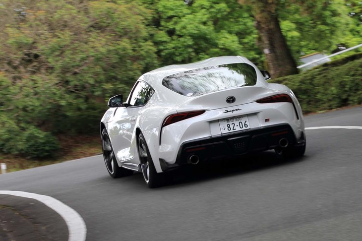 この角度からは、空力性能を向上させるべく中央をくぼませた“ダブルバブル”のルーフ形状がよくわかる。