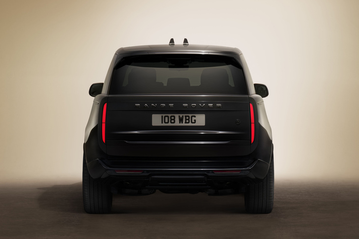 「レンジローバーSVブラックP615」のリアビュー。「RANGE ROVER」バッジなどもブラックで統一される。