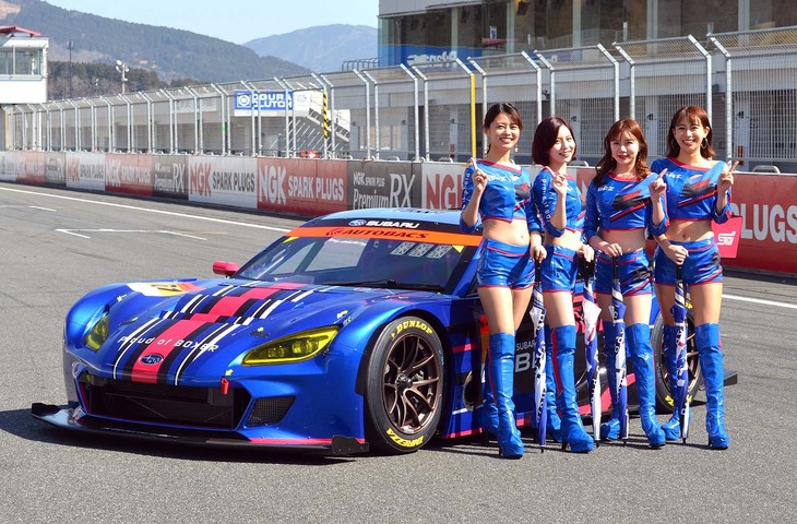 チームの華であるレーククイーンユニット「BREEZE」の2021年メンバーも発表された。左から、津田知美さん、須藤セリナさん、あやきいくさん、平野杏梨さん。新人の須藤セリナさんを除く3人が3シーズン目を迎えるのは、BREEZE史上初。今や、チームやファンとの一体感は最強だ。