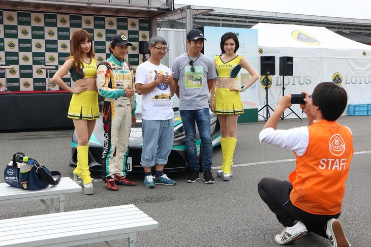 ファンサービスとして、SUPER GTなどで活躍する加藤寛規選手や中山友貴選手、レースクイーンの仲村ありささんや愛川アヤノさんとの記念撮影タイムも設けられた。