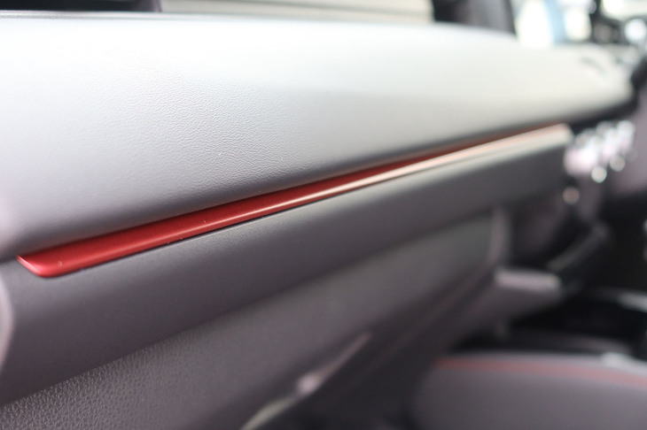 ホンダ・ヴェゼルe：HEV RS（インストゥルメントパネルガーニッシュ）