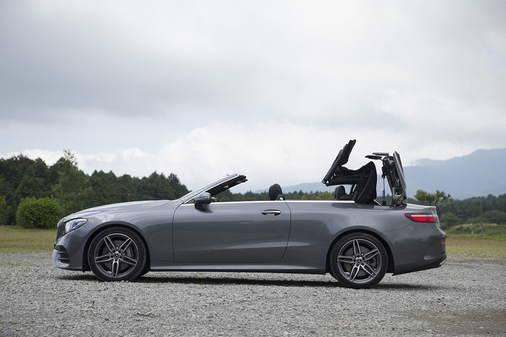 ソフトトップの開閉に要する時間はそれぞれ約20秒。今回は試さなかったが、50km/h以下であれば走行中でも操作できる。