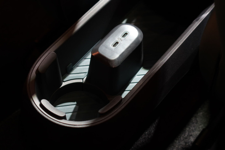 MINIエースマンSE（後席用のUSBソケットとカップホルダー）