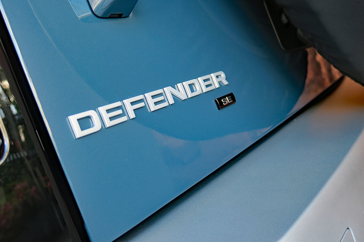 ランドローバー・ディフェンダー110 SE エクスプローラーパック装着車（ロゴ）