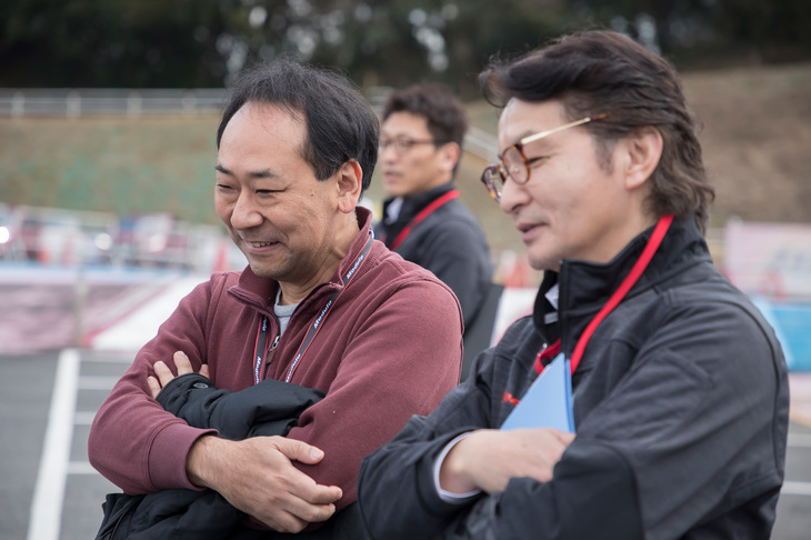 「モデューロX」の開発統括を務める、ホンダアクセスの福田正剛氏（右）と談笑する野澤さん（左）。開発者とのコミュニケーションも、こうしたイベントならではの貴重な体験だ。