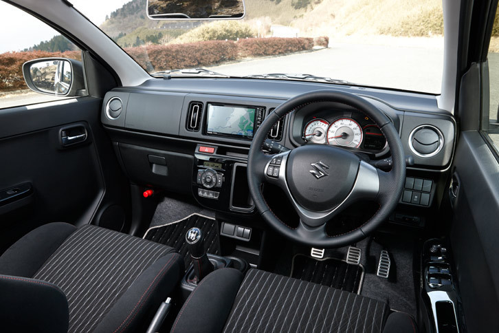 ブラックを基調に、各所にレッドやシルバーのアクセントを採用したインテリア。レッドステッチとディンプル加工を施した本革巻きステアリングホイールが装備される。