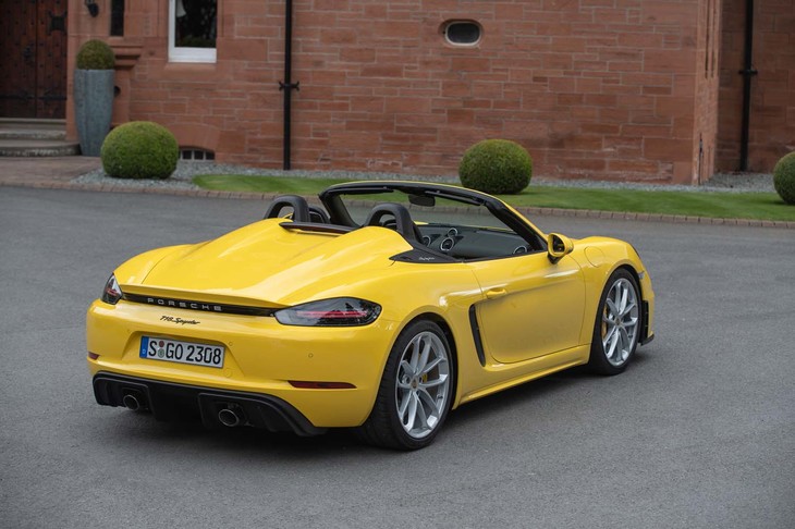 「718スパイダー」のキャビン後方は、「718ボクスター」とは異なるデザインになっている。うねった形状のリアボンネットは、車体の後ろ側が大きく開く。