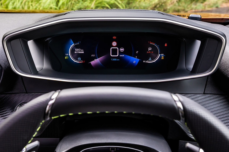 手前と奥にわかれた、奥行き感のある表示が特徴となる3D液晶メーター。表示デザインを「ダイヤル」「ドライブ」「最小」など数種類から、表示色をブルー、レッド、クォーツの3色から選ぶことができる。