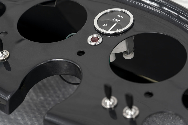 インストゥルメントパネルには劇中車と同じく“秘密兵器”の作動用スイッチが設置されている。