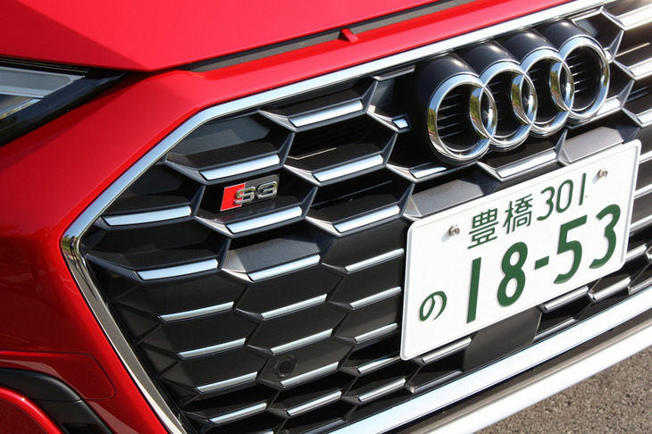フロントマスクに輝く「S3」のエンブレム。ワイドなシングルフレームグリルや大型エアインテークも「S3セダン」の特徴だ。お値段は661万円ナリ。
