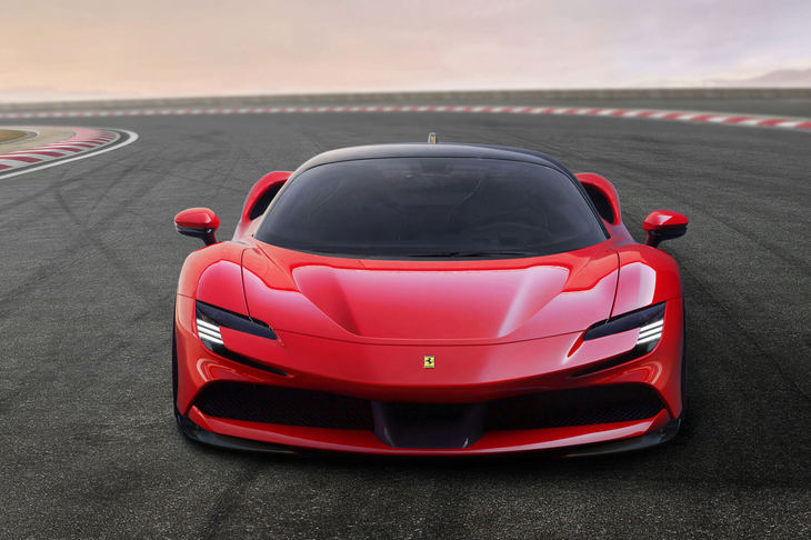 「SF90ストラダーレ」というモデル名はスクーデリア・フェラーリの誕生90周年を記念して名付けられた。