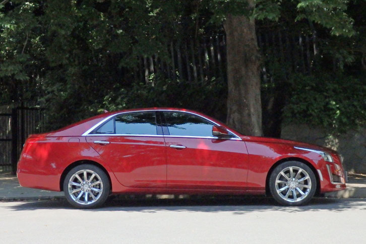 デザインコンセプトである「アート＆サイエンス」を体現した美しいフォルム。真横から眺めると、まるでベールの裾が広がっているように見え、とってもエレガント。このデザインは女子にもキュンときます。