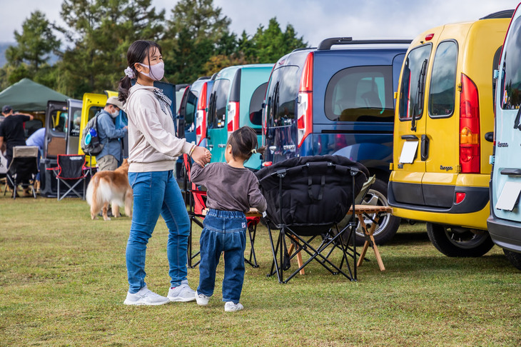カングーエリア1に駐車された色とりどりの「カングー」を見て回っていた参加者。ファミリー層が圧倒的に多いのもこのイベントの特徴だ。