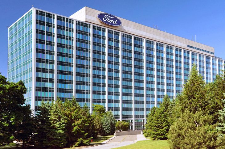 ミシガン州ディアボーンのフォード本社。ディアボーンはヘンリー・フォードの生家があった町で、デトロイトの西隣に位置する。