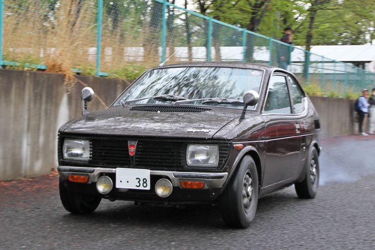 2ストロークエンジン特有の青白い煙を吐きながら行く、1972年「スズキ・フロンテクーペ」。