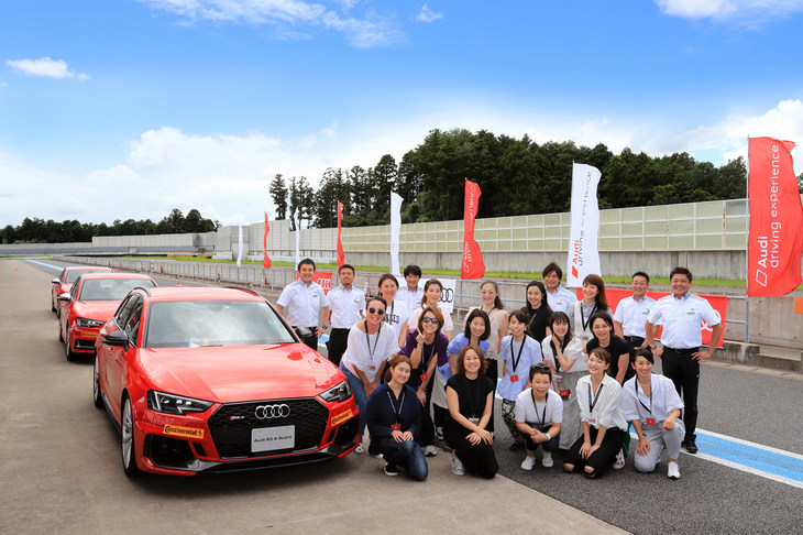 「アウディ～」の掛け声で記念撮影。お疲れさまでした！