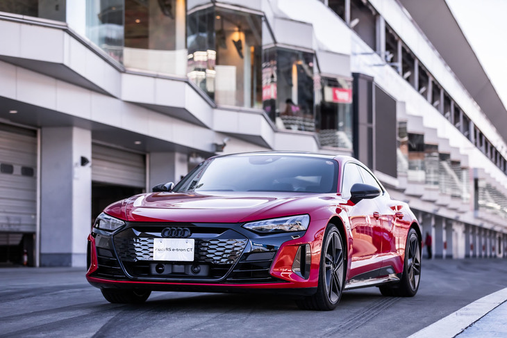 2021年4月に上陸したアウディの新型電気自動車「e-tron GT」。カーボンニュートラルを実現したという独ネッカーズルムのベーリンガーホフ工場で生産されている。