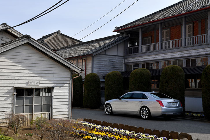 2番目の目的地は、2016年にユネスコの世界遺産に認定された富岡製糸場。1987年3月まで操業していたため、不良の糸を自動で取り除くような、比較的新しい設備も残されている。