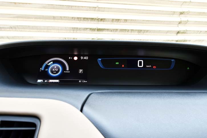 メーターパネル内にもブルーのアクセントが加えられている。