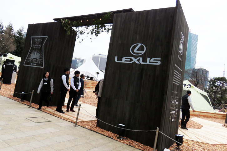 東京ミッドタウンの芝生広場に用意された、「LEXUS CITY GLAMPING with snow peak」の会場。
