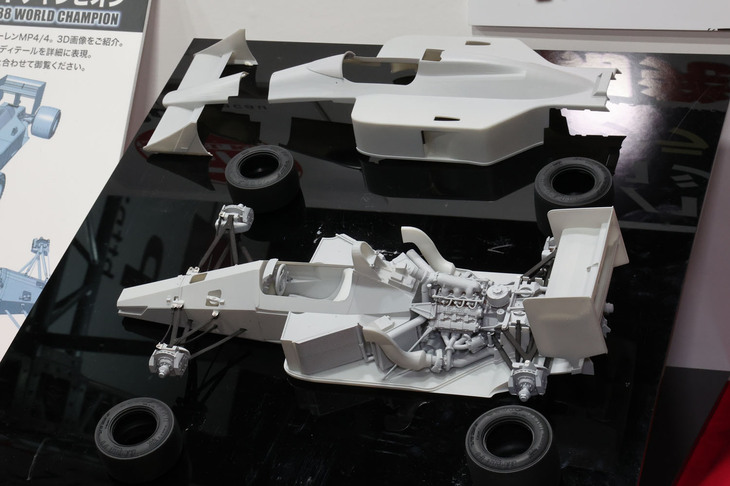 「ロータス99T」に続いてBEEMAXが開発中という1/12「マクラーレン・ホンダMP4/4」。アラン・プロストとアイルトン・セナのジョイントNo.1体制で全16戦中15勝を挙げ、セナがF1ドライバーズタイトルを初戴冠した1988年シーズンのマシン。
