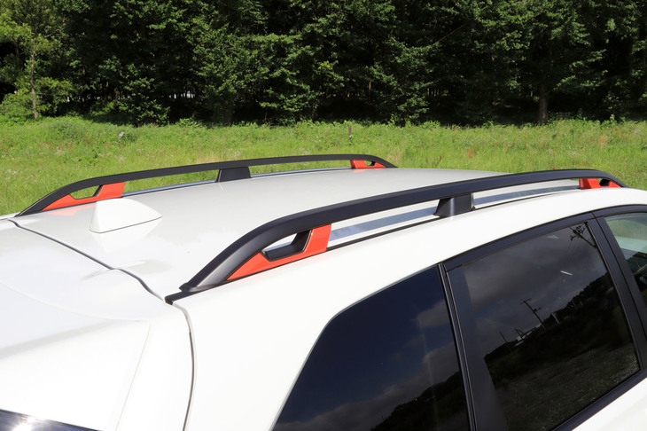 「X-BREAK」にはロープホールを備えたルーフレールが標準装備となる。ここにもオレンジのアクセントを施す念の入れようだ。