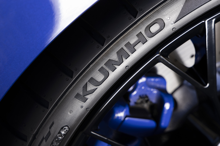 1960年創業のクムホタイヤはさまざまな車種に新車装着タイヤを供給しており、自動車メーカーからの信頼は厚い。日本法人の設立は1977年にまでさかのぼる。