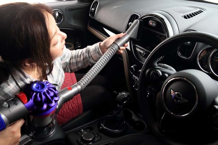 「Dyson V7 Car＋Boat」のパワフルさに感銘を受け、ほこりがたまっていたインパネも掃除する。インテリアに傷のつきづらい「ミニ ソフトブラシ」と「延長ホース」の組み合わせが便利。