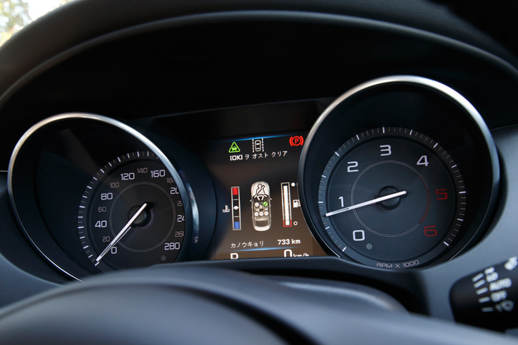 メーターはアナログ表示の2眼式。中央にはフルカラーのマルチインフォメーションディスプレイが備わる。